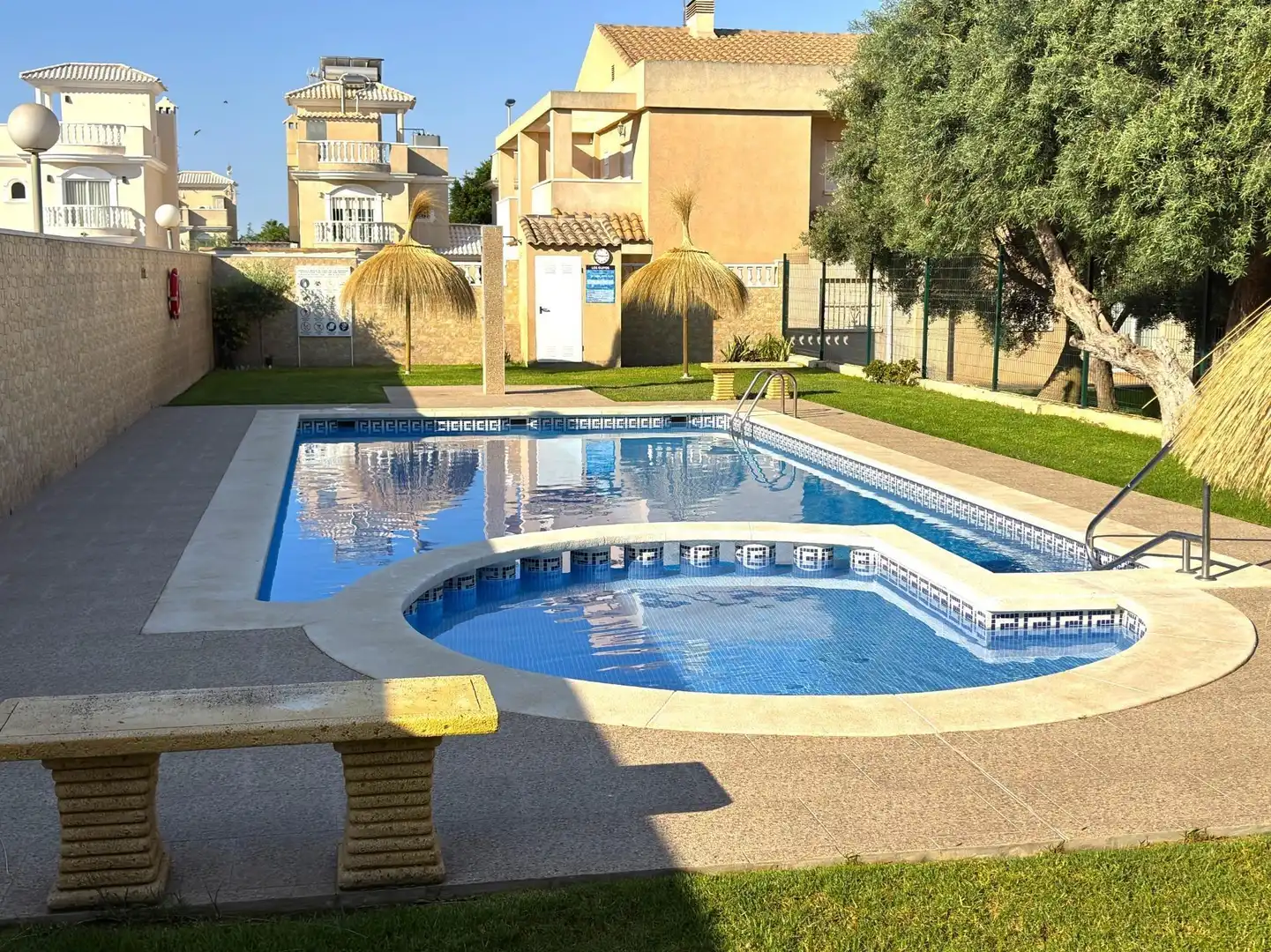 Piscina de Casa adosada en venda en Torrevieja amb Aire condicionat, Calefacció i Terrassa