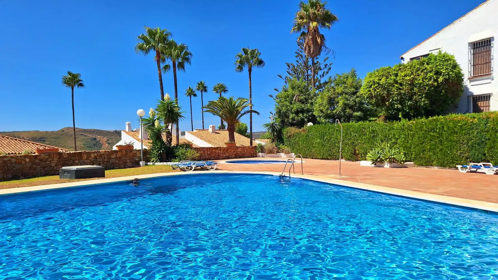 Piscina de Casa adosada en venta en Manilva con Aire acondicionado, Terraza y TV