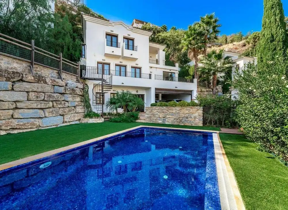 House with terrace for sale in Benahavís pueblo