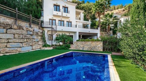 Elegante villa mediterránea con vistas panorámicas al mar y la montaña en Benahavís Country Club
