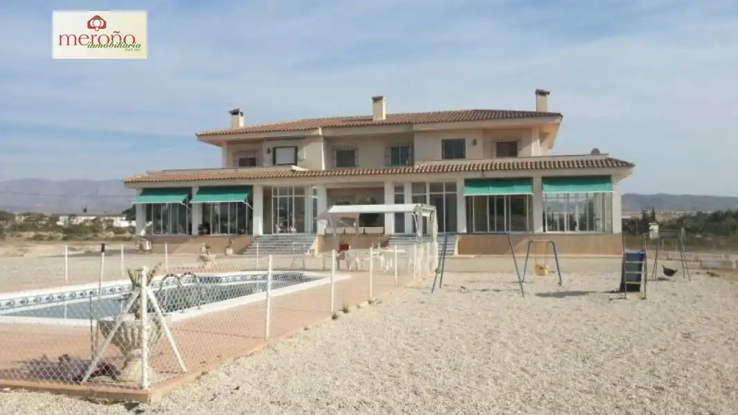 Xalet amb piscina en venda a Crevillent