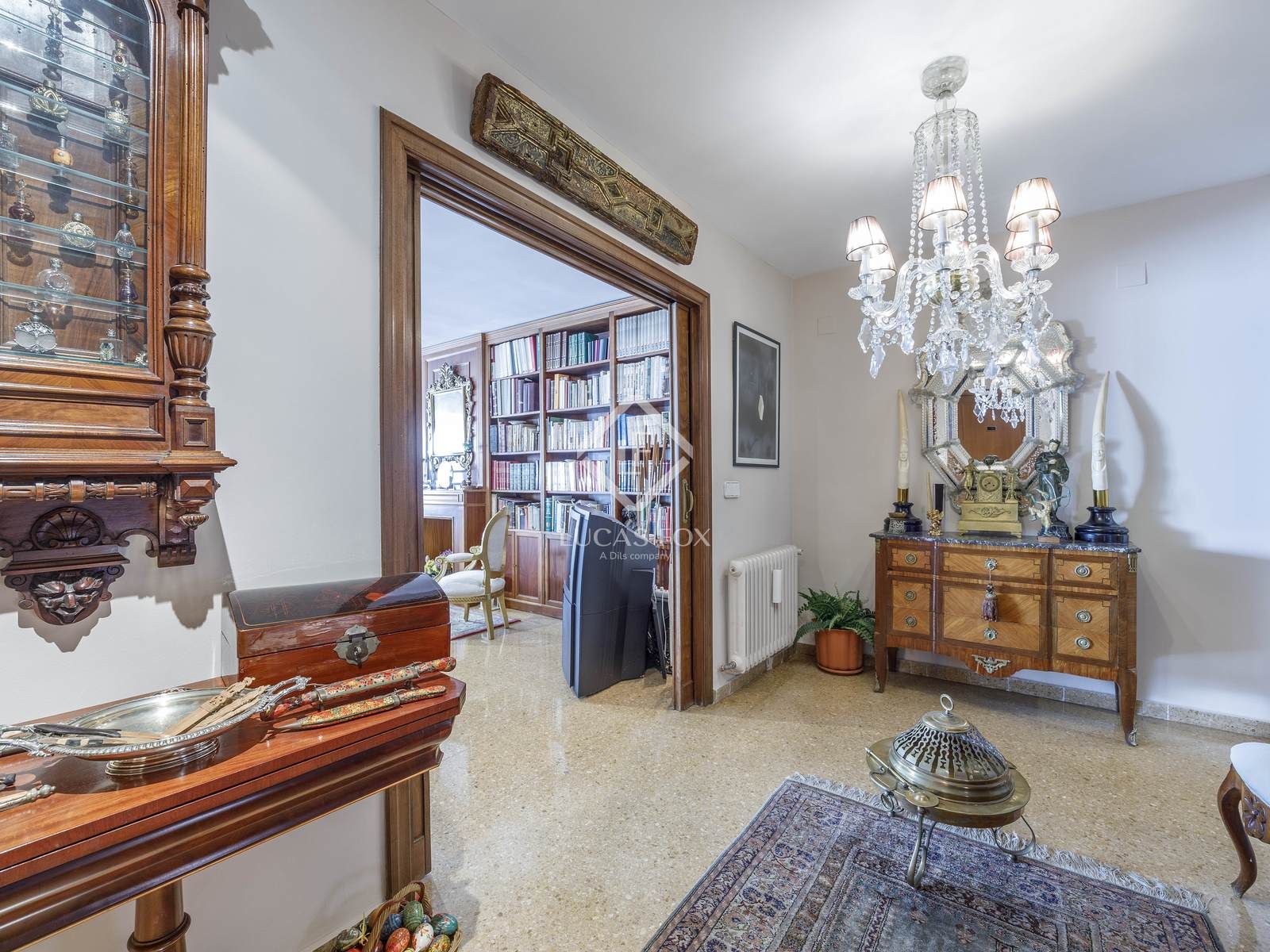 Flat for sale in  Valencia Capital  with Air Conditioner and Heating