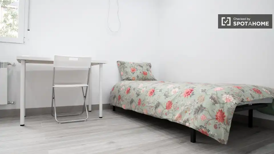Bedroom of Flat for rent in Madrid  with Air Conditioner, Heating and Furnished