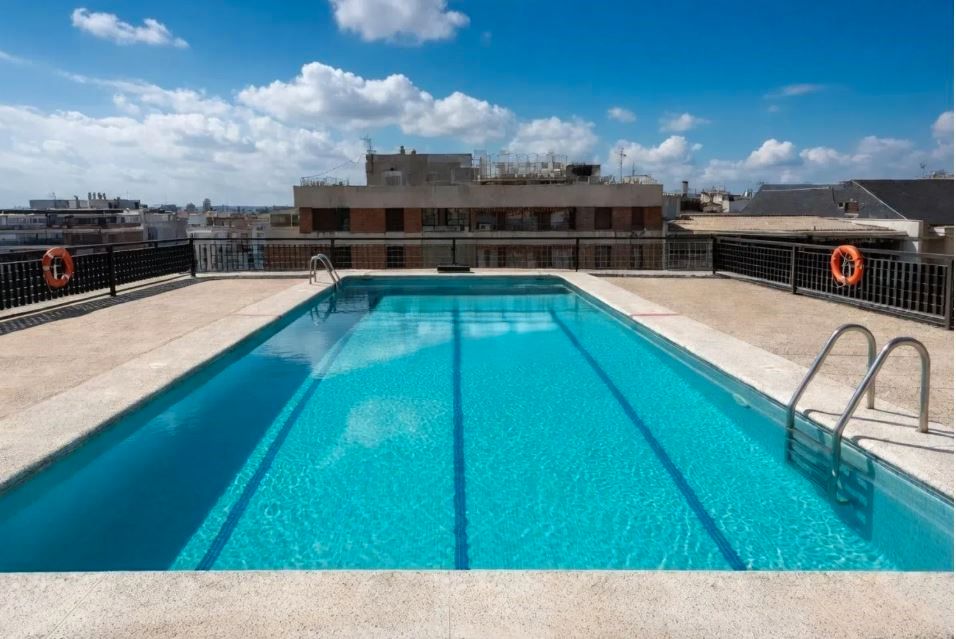Swimming pool of Apartments for sale in  Madrid Capital  with Air Conditioner, Heating and Community pool