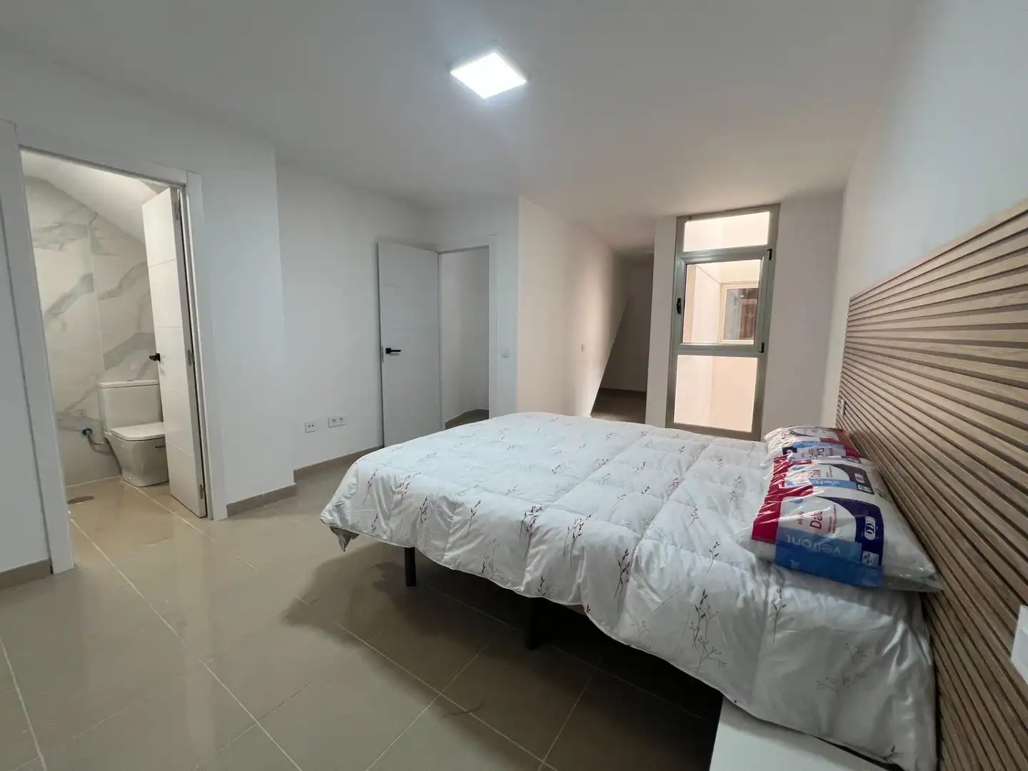 Schlafzimmer von Wohnungen zum Verkauf in Mogán mit Klimaanlage, Privatgarten und Terrasse
