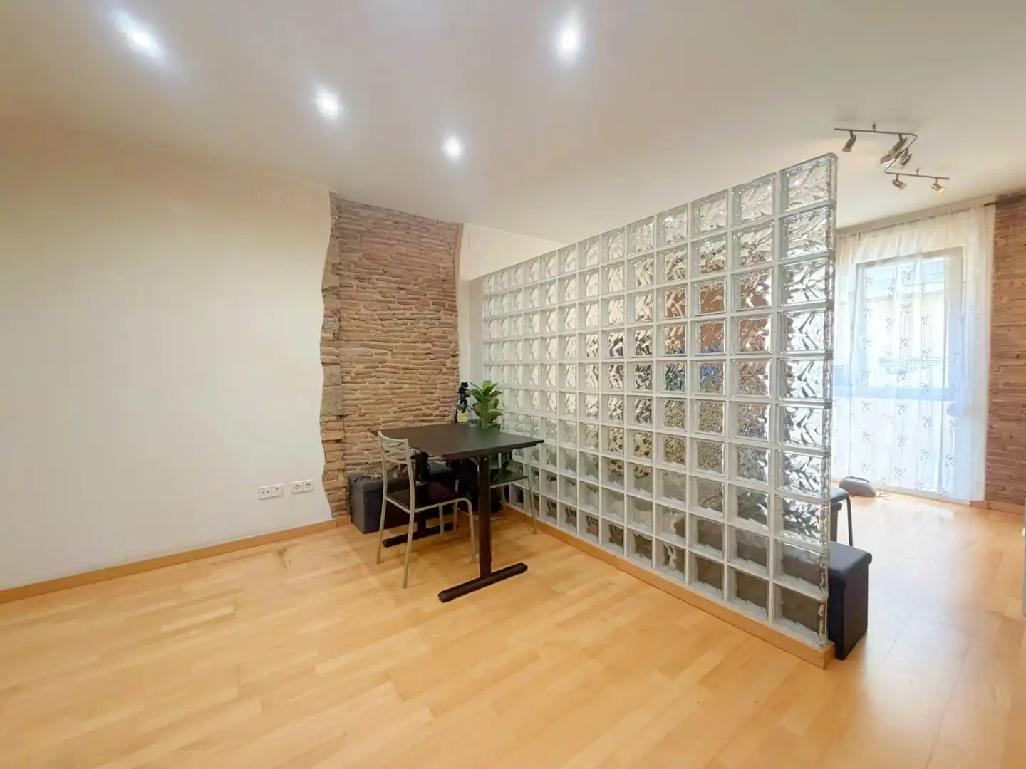Wohnung zum Verkauf in Barcelona mit Klimaanlage, Parkett und Ofen