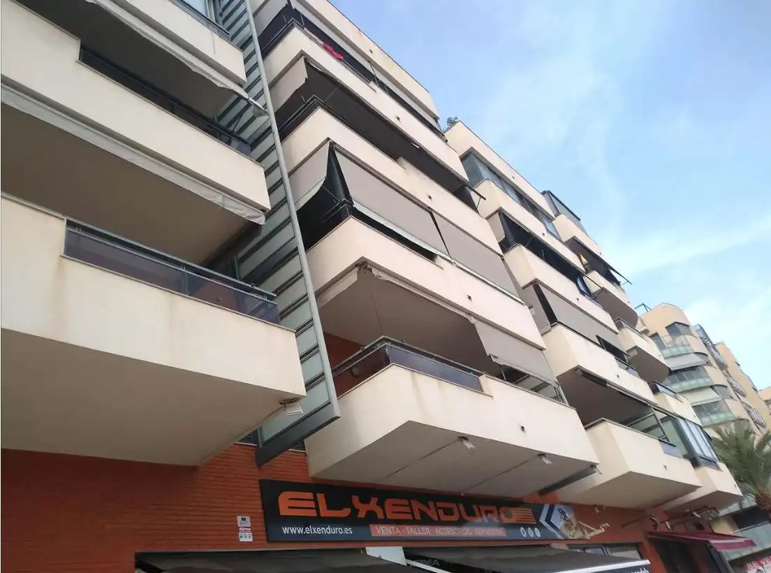 Vista exterior de Piso en venta en Elche / Elx con Piscina comunitaria
