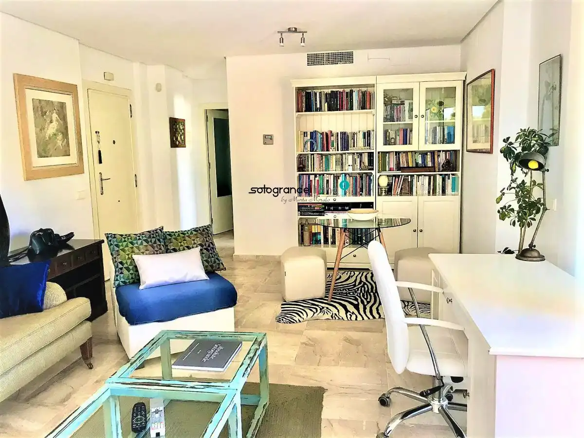 Sala de estar de Apartamento de alquiler en Sotogrande con Aire acondicionado, Calefacción y Terraza