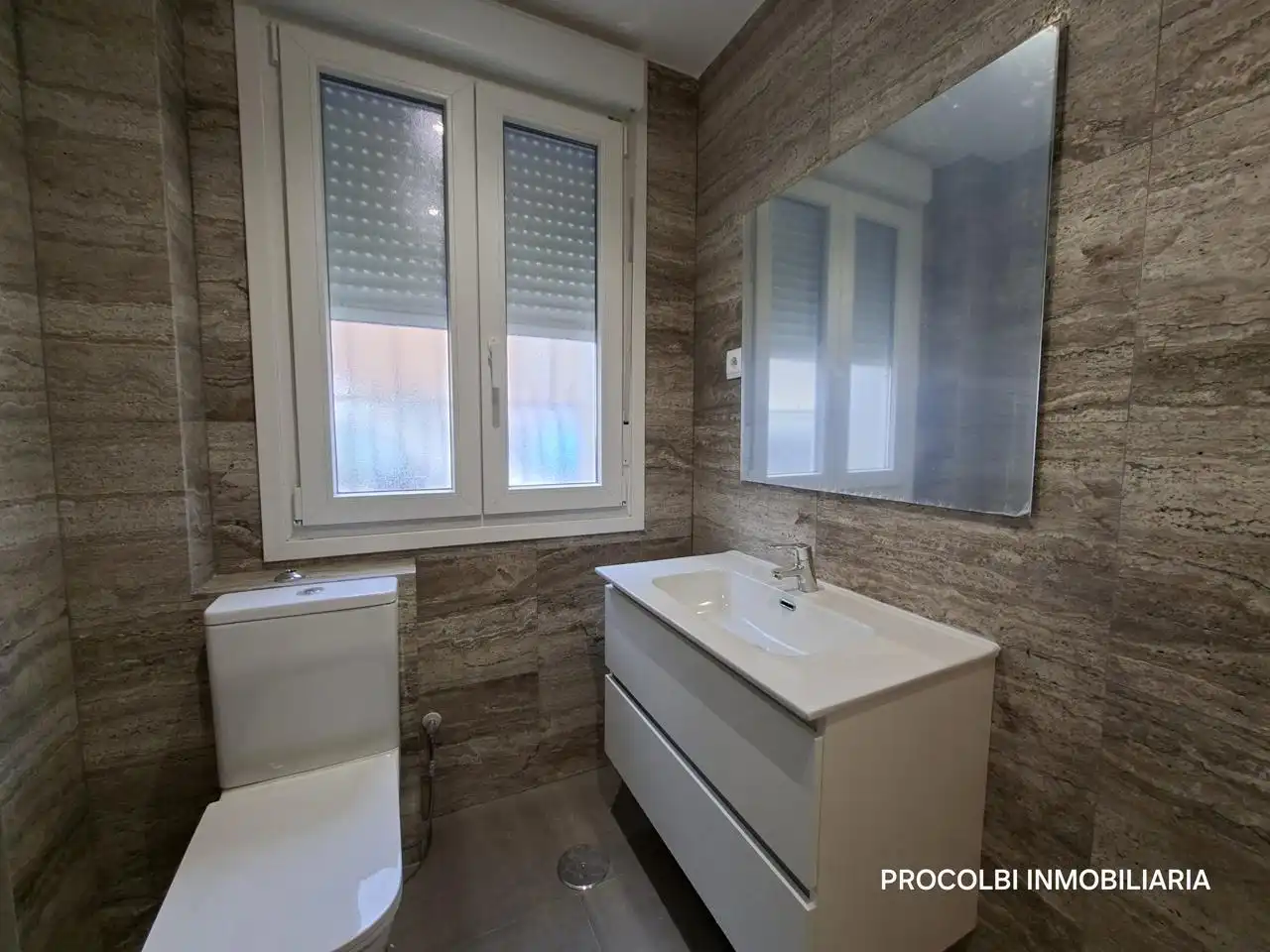 Bathroom of Ground floor for sale in Madrid  with Air Conditioner and Heating