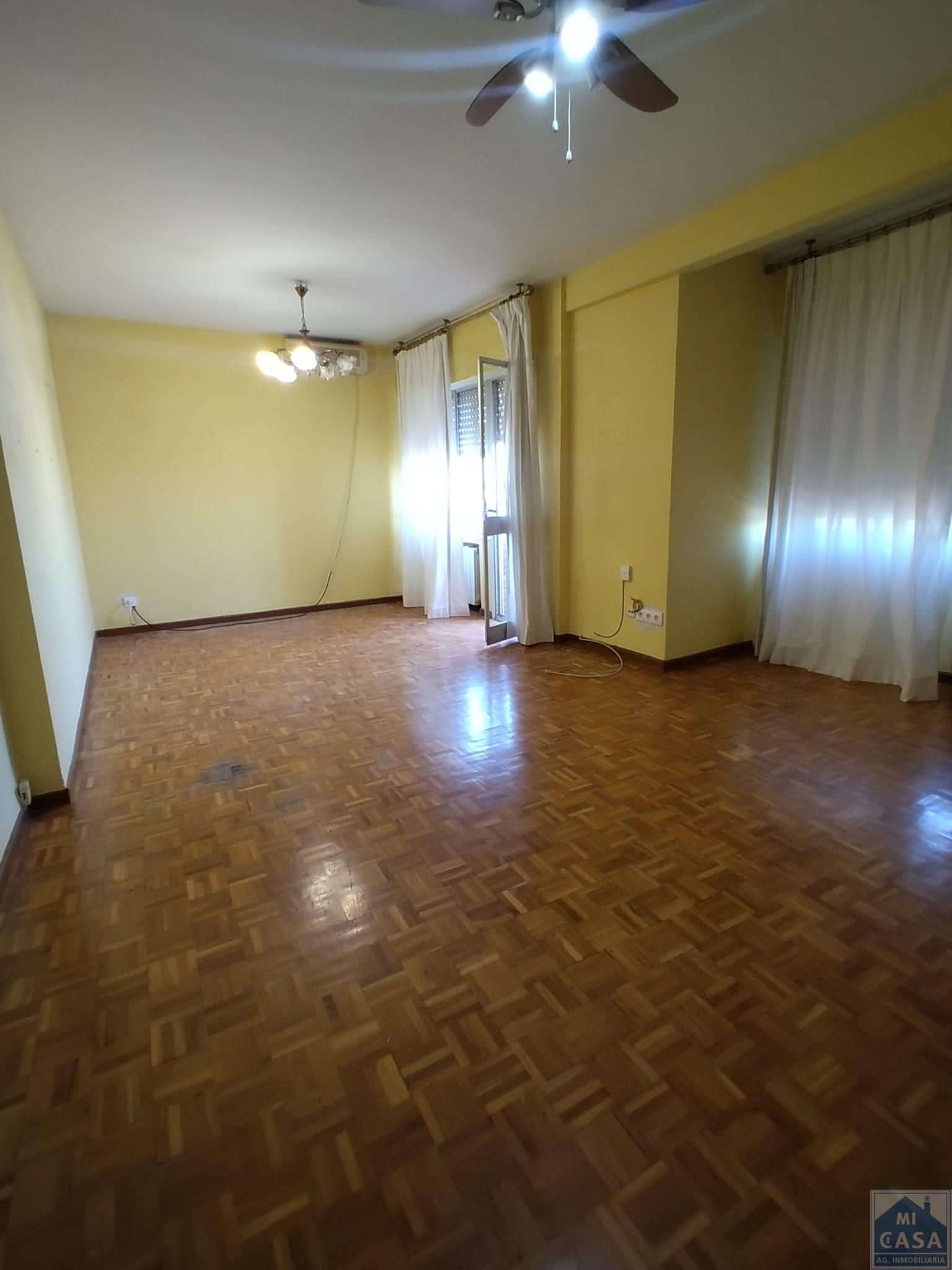 Sala d'estar de Pis en venda en Mérida amb Aire condicionat, Calefacció i Parquet