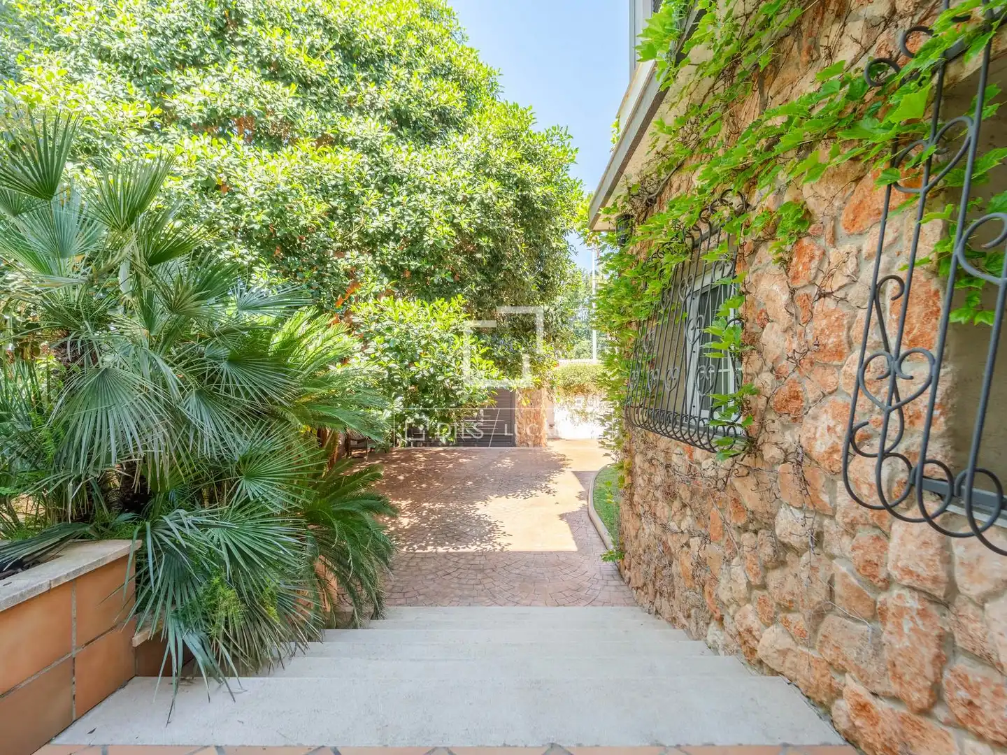 Vista exterior de Casa o xalet en venda en Riba-roja de Túria amb Aire condicionat, Jardí privat i Terrassa