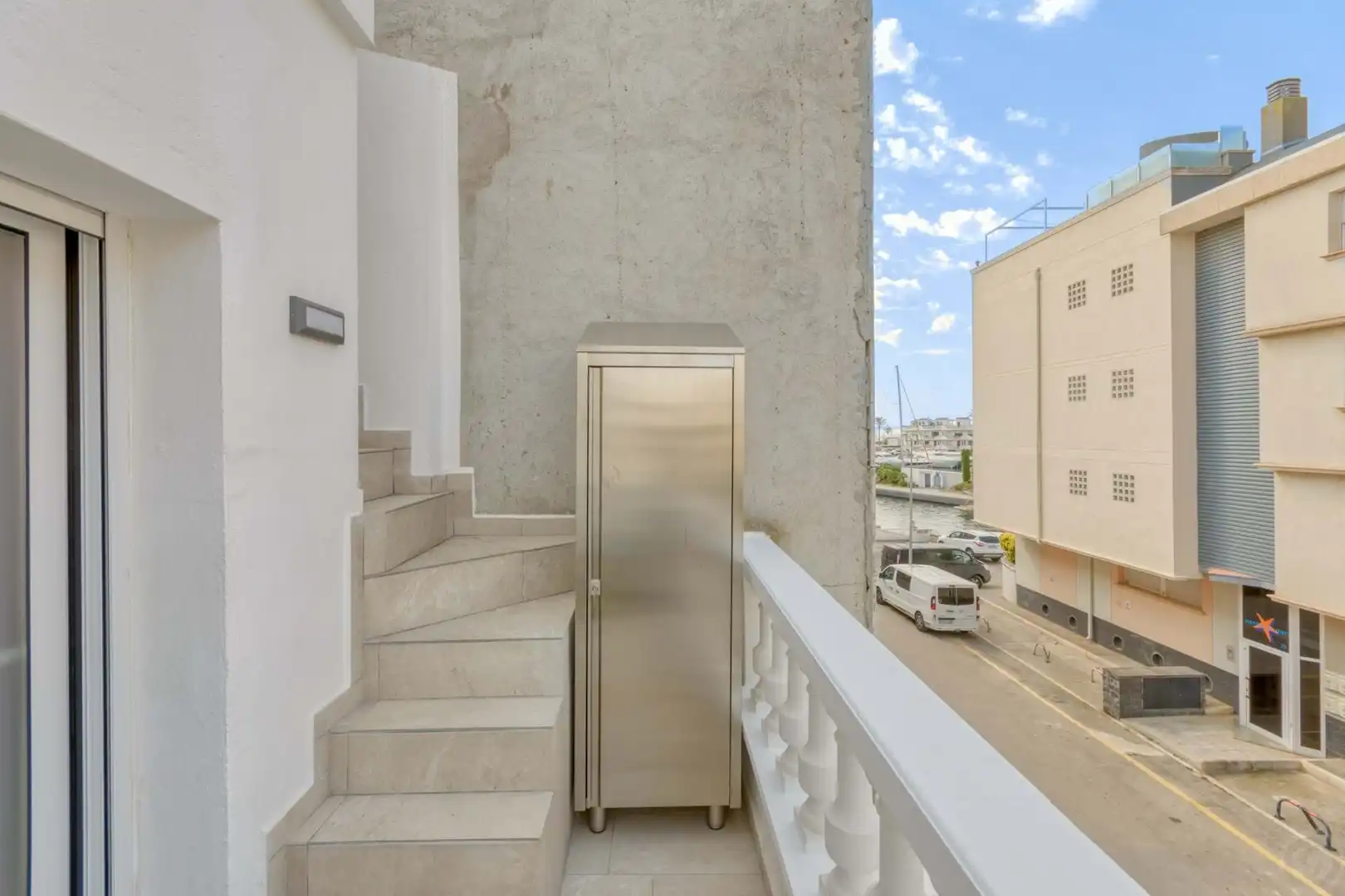Terrasse von Einfamilien-Reihenhaus zum Verkauf in Empuriabrava mit Klimaanlage, Heizung und Terrasse