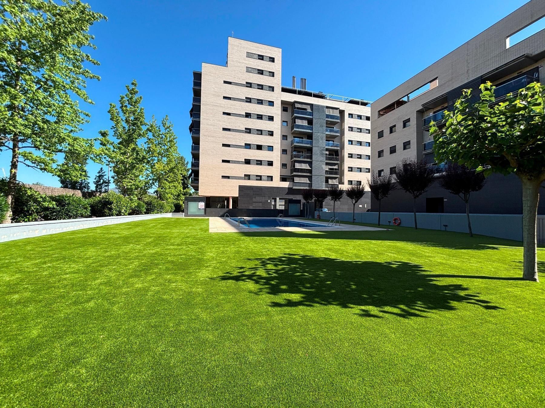 Vista exterior de Dúplex en venda en Sabadell amb Terrassa, Traster i Piscina comunitària