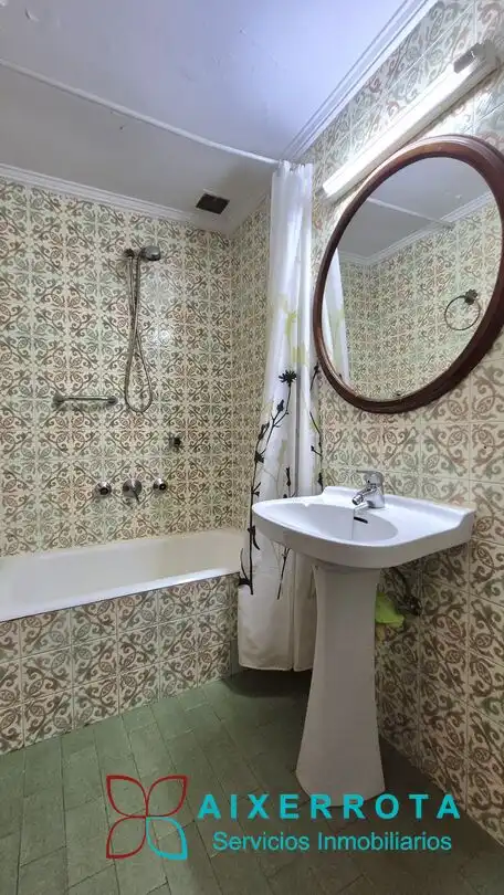 Baño de Apartamento en venta en Getxo  con Calefacción, Terraza y Balcón