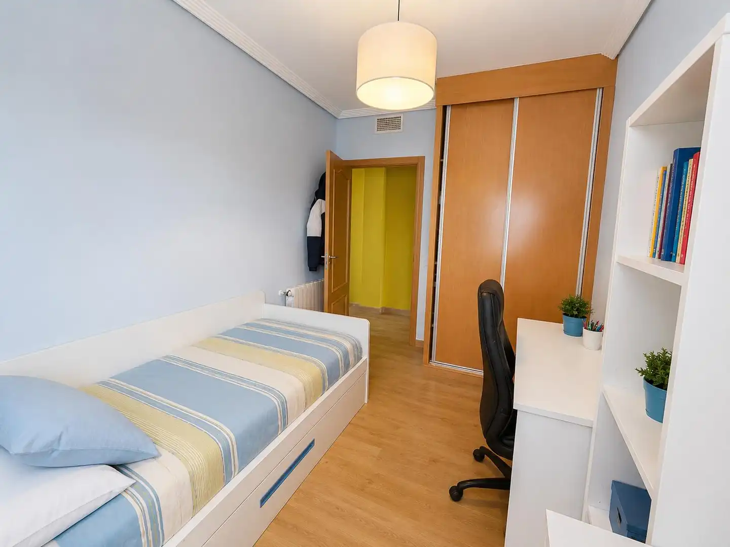 Habitación de Casa adosada en venta en Poblete con Aire acondicionado, Calefacción y Jardín privado