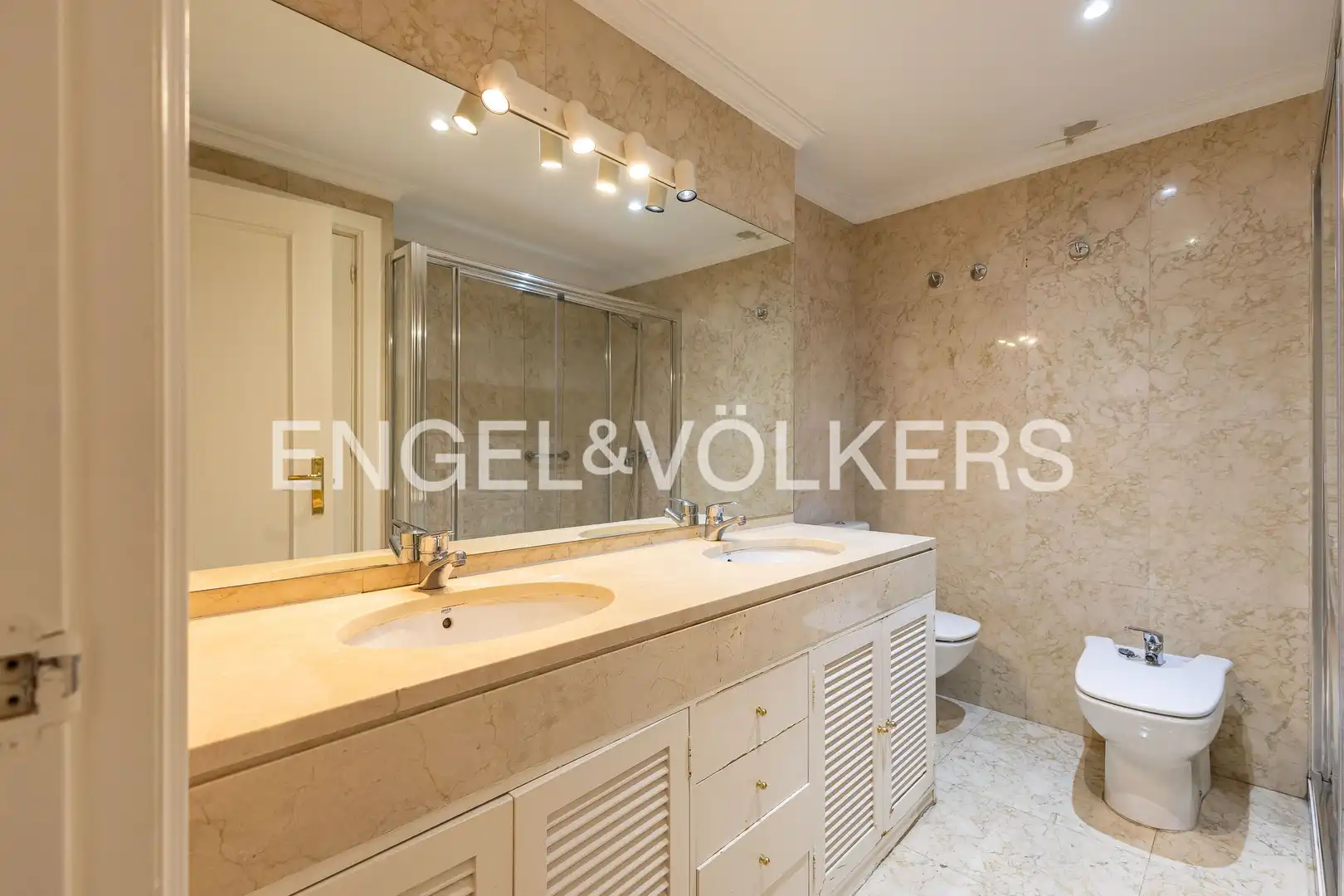 Baño de Piso en venta en Madrid con Calefacción, Terraza y Trastero