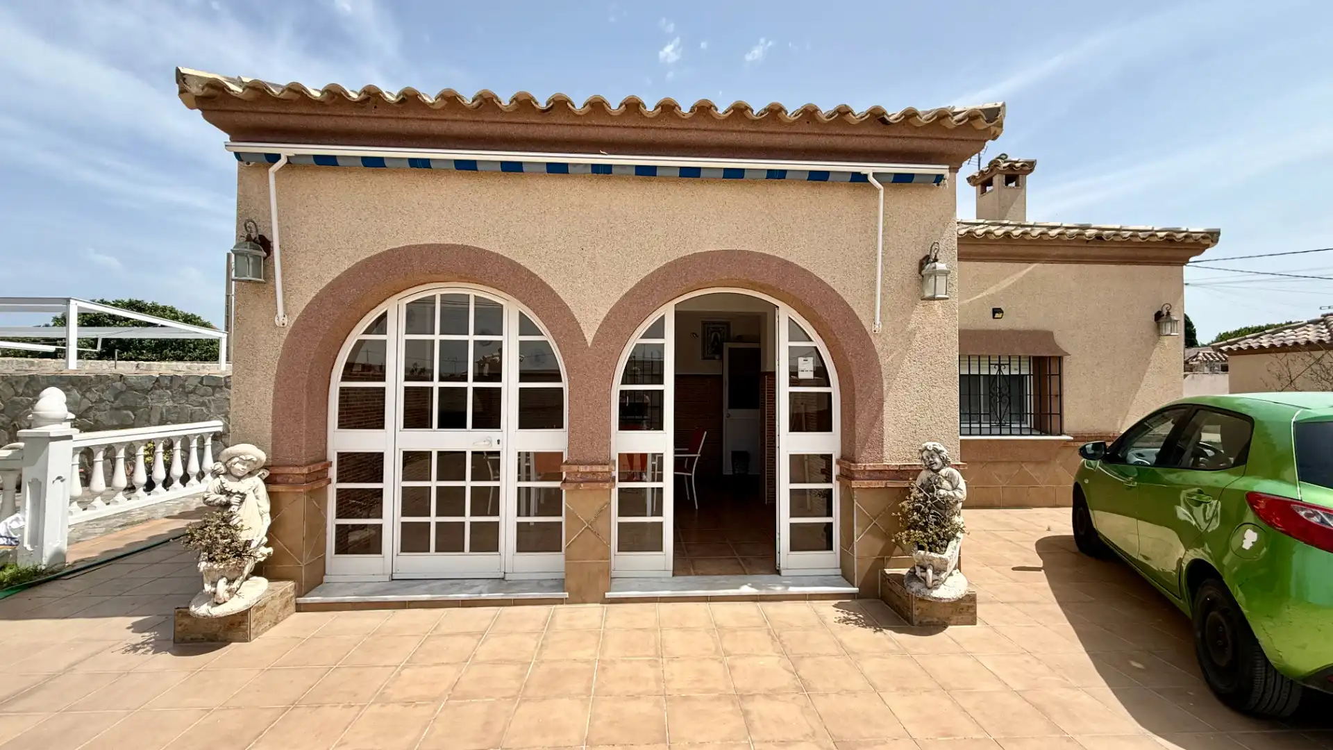 Vista exterior de Casa o chalet en venta en Chiclana de la Frontera con Aire acondicionado, Calefacción y Jardín privado