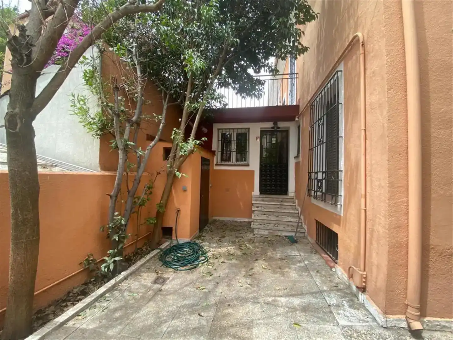 Vista exterior de Casa o chalet de alquiler en Madrid con Jardín privado, Parquet y Balcón