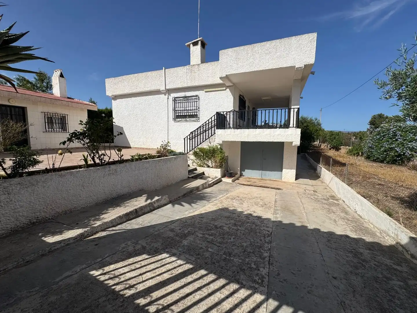 Vista exterior de Casa o xalet en venda en Llíria amb Jardí privat, Terrassa i Piscina