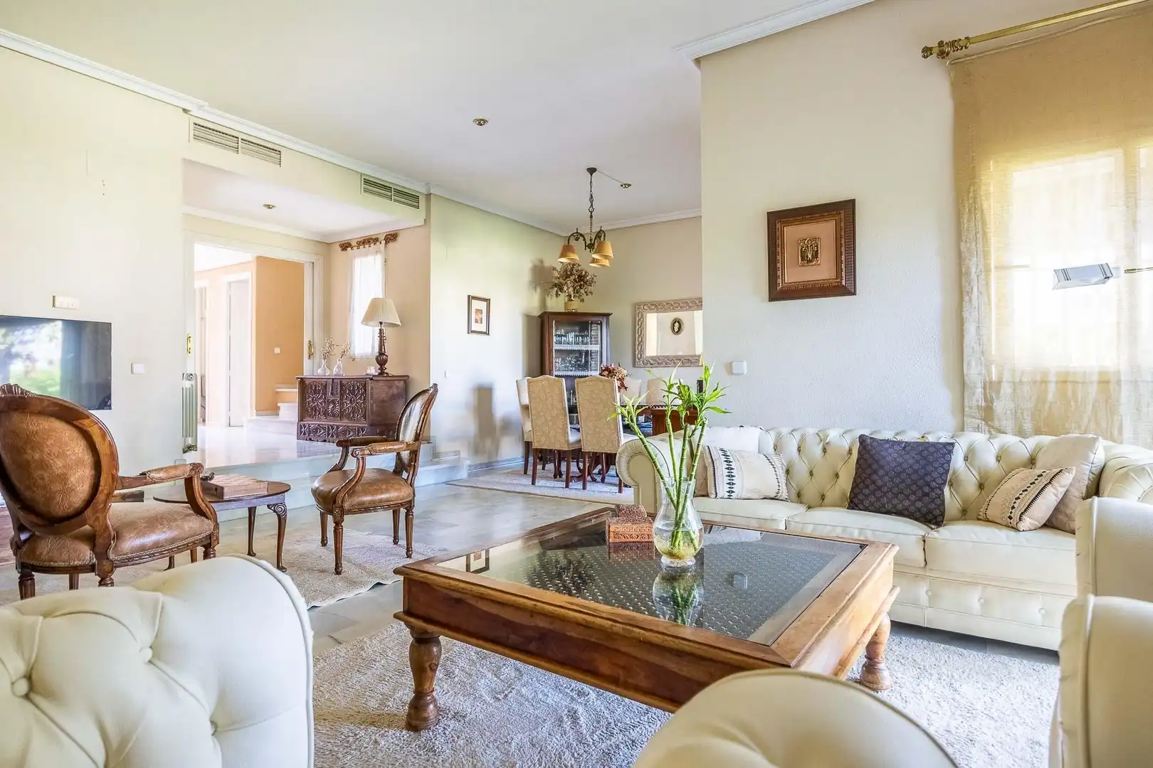 Sala d'estar de Casa o xalet en venda en Mairena del Aljarafe amb Aire condicionat, Calefacció i Jardí privat