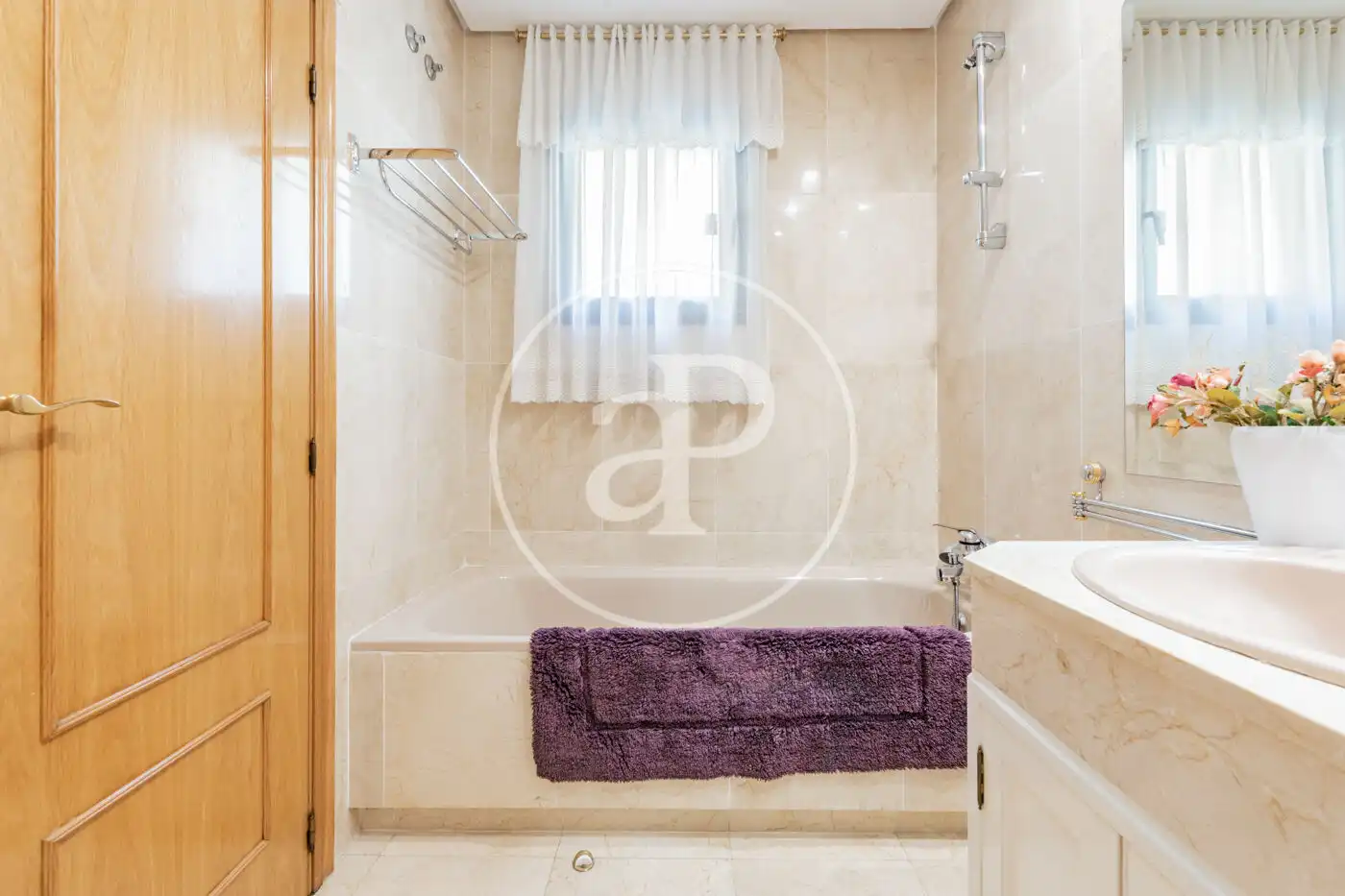 Bathroom of Flat for sale in Madrid  with Air Conditioner and Heating