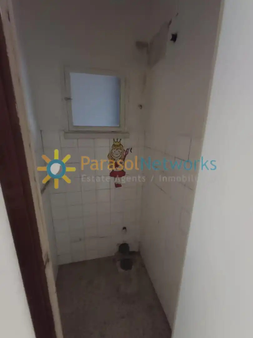 Badezimmer von Wohnung zum Verkauf in Oliva mit Ofen
