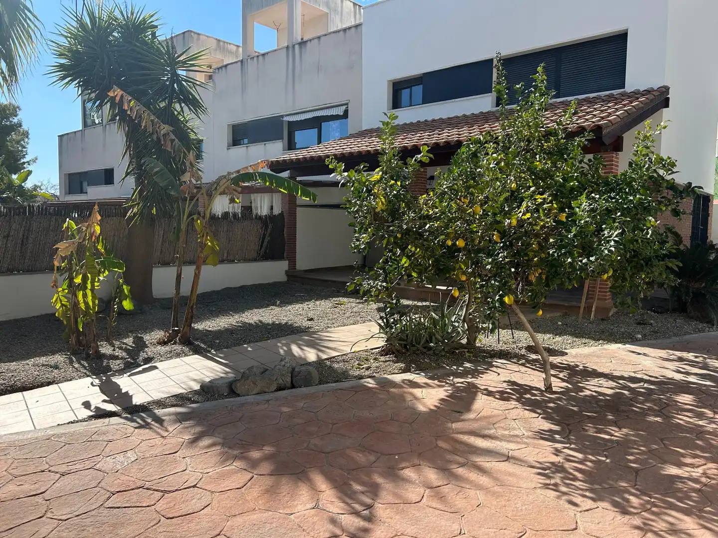 Jardín de Casa adosada en venta en Vilanova i la Geltrú con Aire acondicionado, Calefacción y Jardín privado