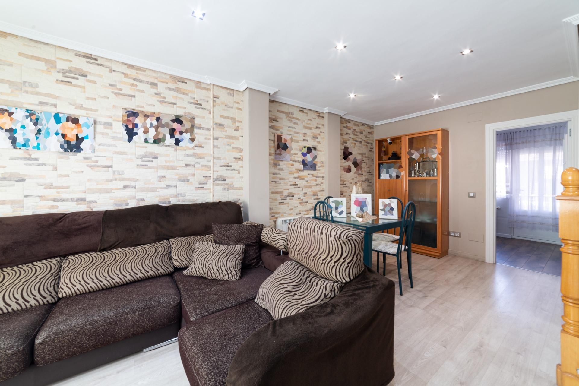 Sala d'estar de Casa adosada en venda en Santovenia de Pisuerga amb Calefacció, Terrassa i Traster