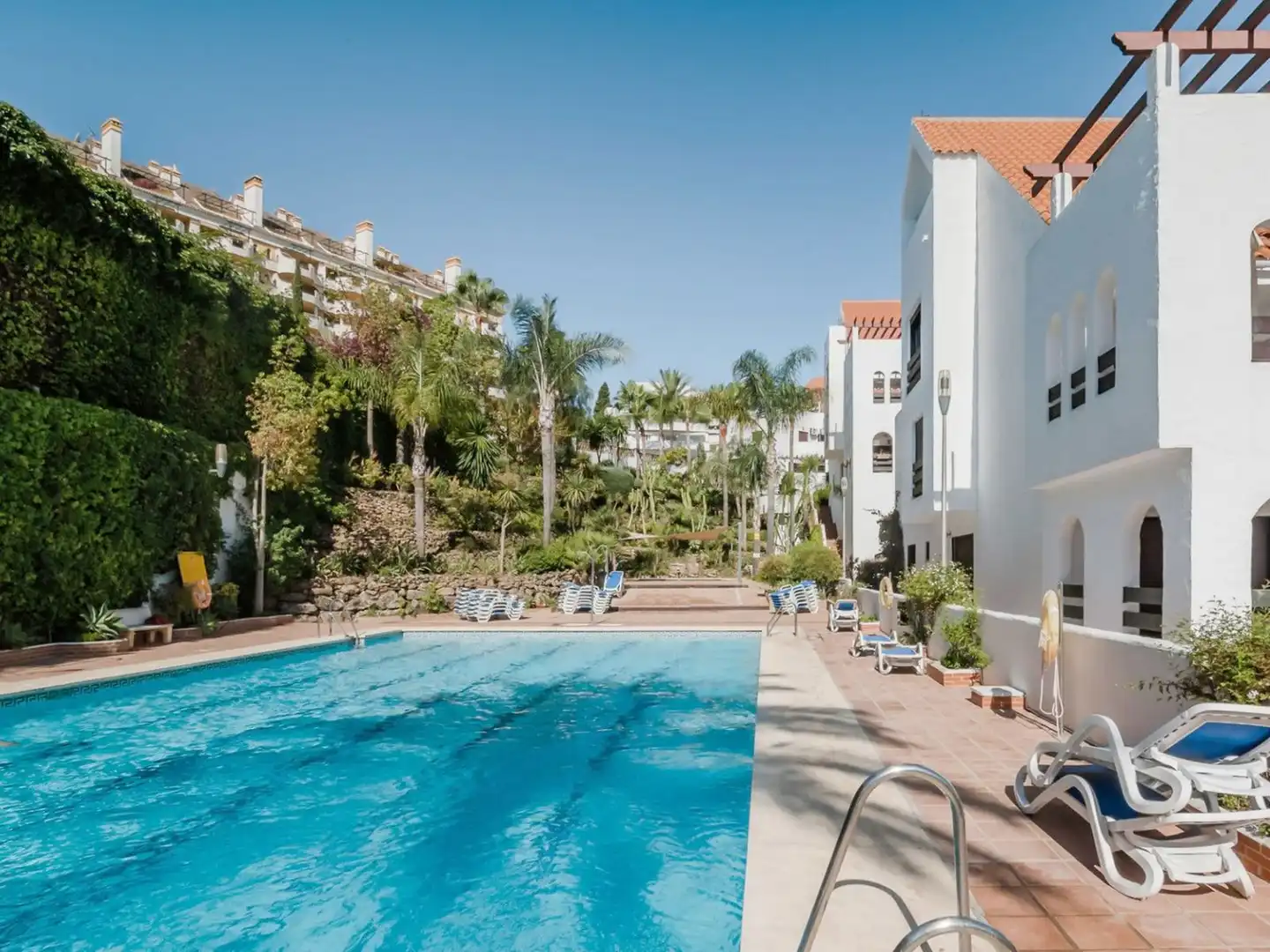 Vista exterior de Apartament en venda en Marbella amb Moblat i Piscina comunitària