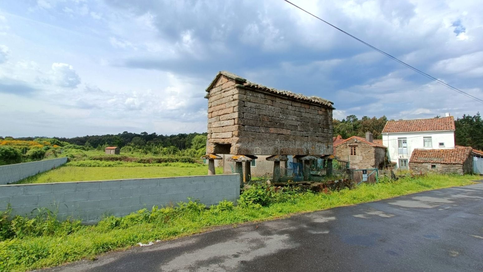 Vista exterior de Casa o xalet en venda en Camariñas amb Calefacció, Jardí privat i Terrassa