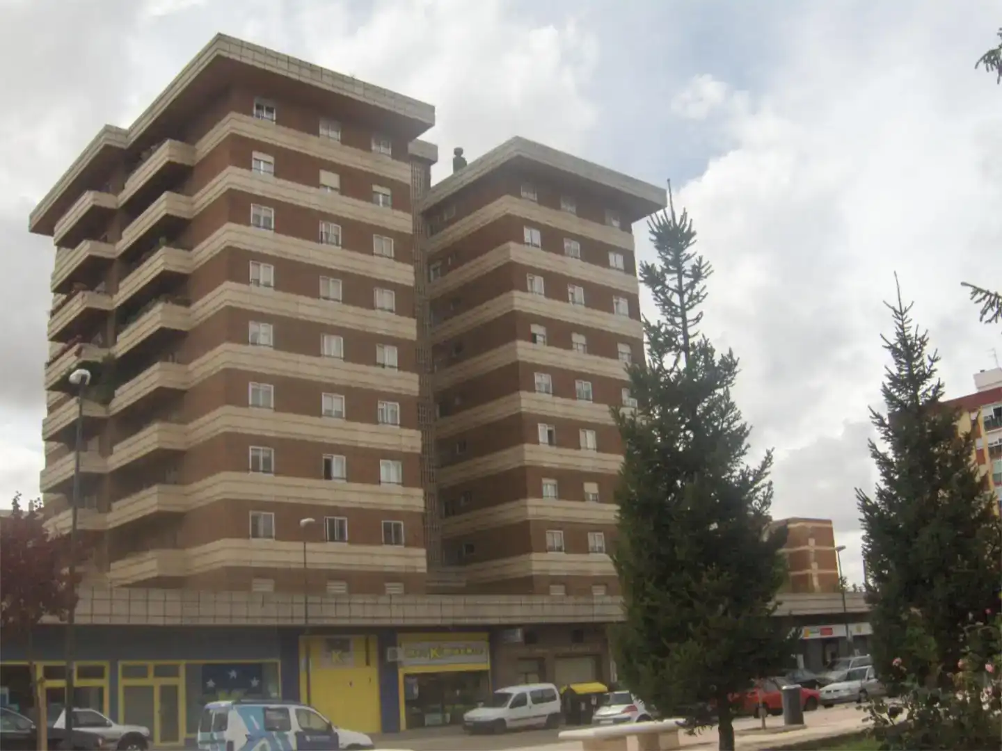 Vista exterior de Pis per a compartir en Aranda de Duero amb Parquet, Moblat i Balcó