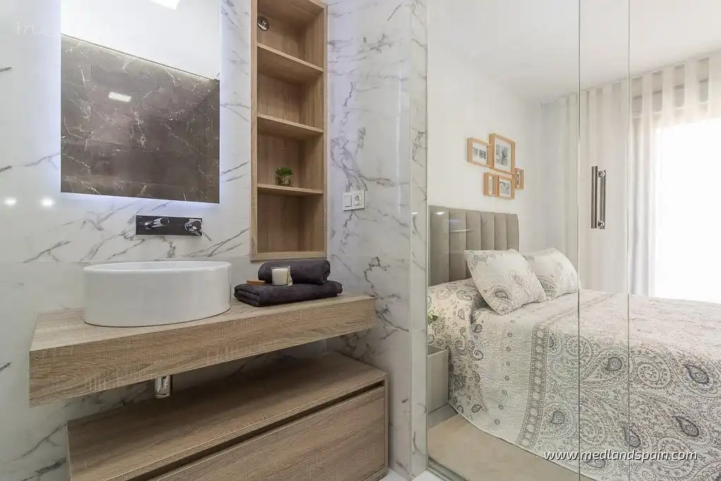 Habitación de Apartamento en venta en Torrevieja con Jardín privado, Terraza y Piscina comunitaria