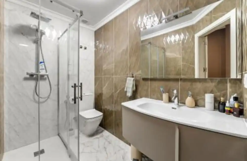 Badezimmer von Erdgeschoss zum Verkauf in Benahavís mit Klimaanlage, Terrasse und Abstellraum