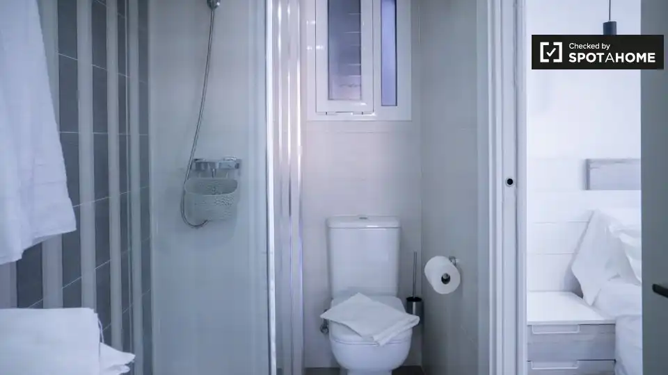 Bathroom of Flat for rent in Valencia  with Air Conditioner, Heating and Furnished