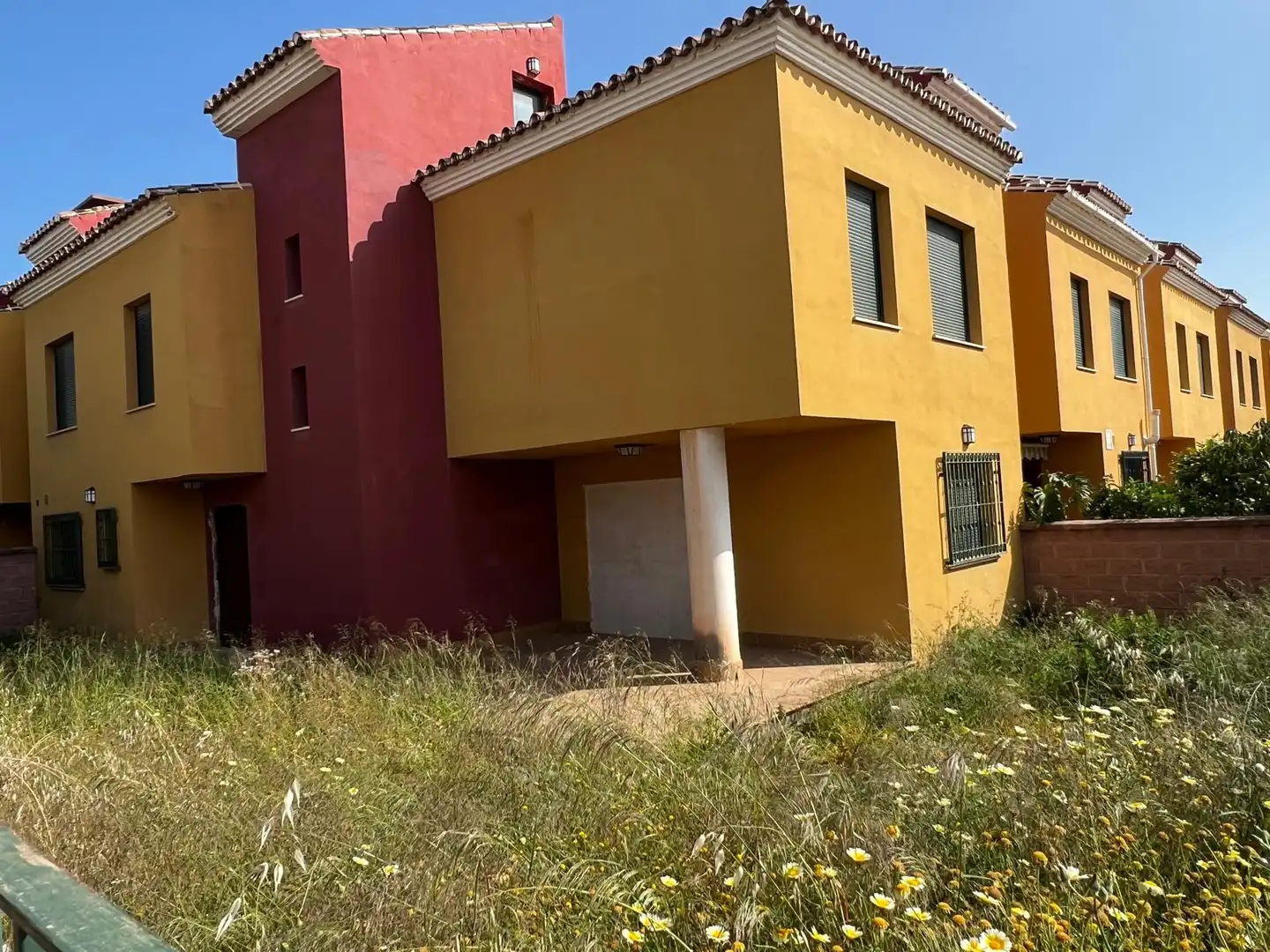 Vista exterior de Casa adosada en venda en Vélez-Málaga amb Jardí privat, Terrassa i Piscina comunitària