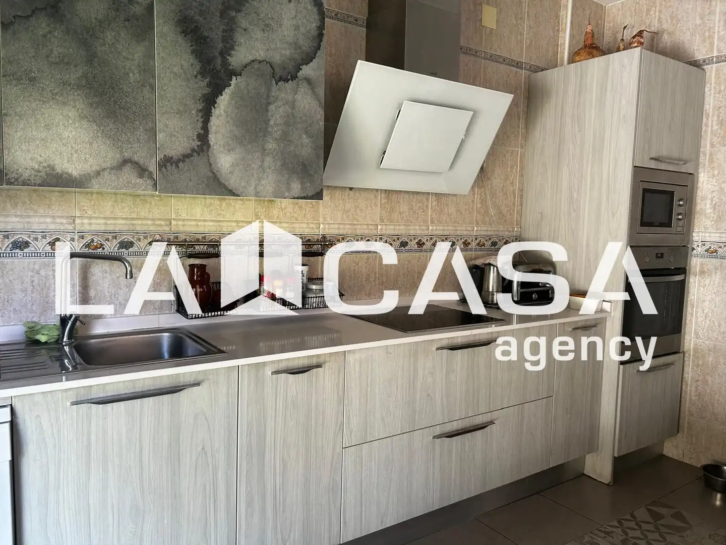 Cuina de Casa o xalet en venda en Alcalá de Guadaira amb Aire condicionat, Traster i Piscina