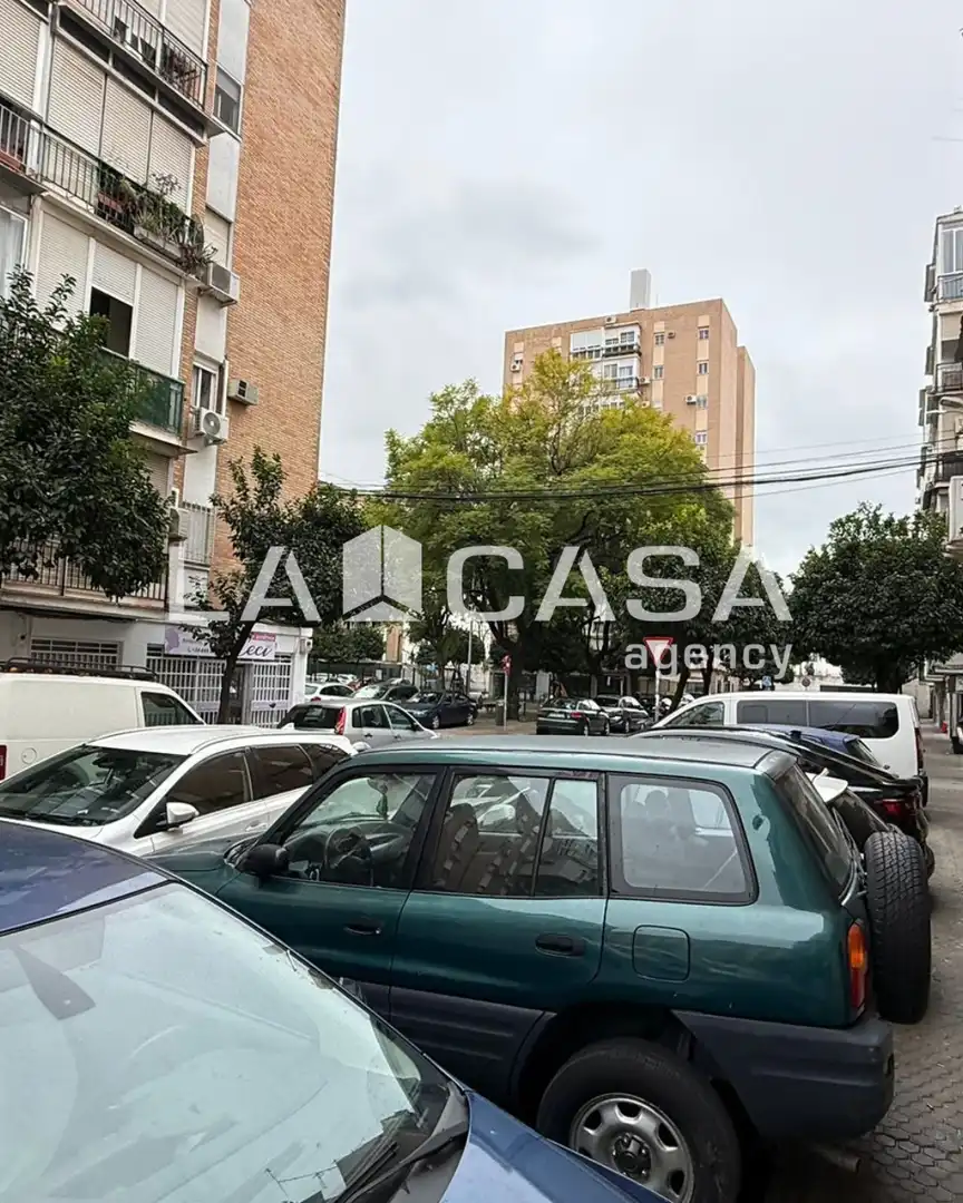 Vista exterior de Local en venta en Sevilla