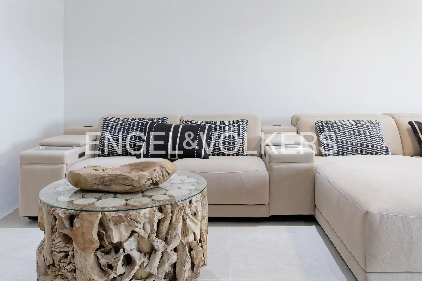 Sala d'estar de Casa o xalet en venda en Sant Cugat del Vallès amb Aire condicionat, Calefacció i Jardí privat