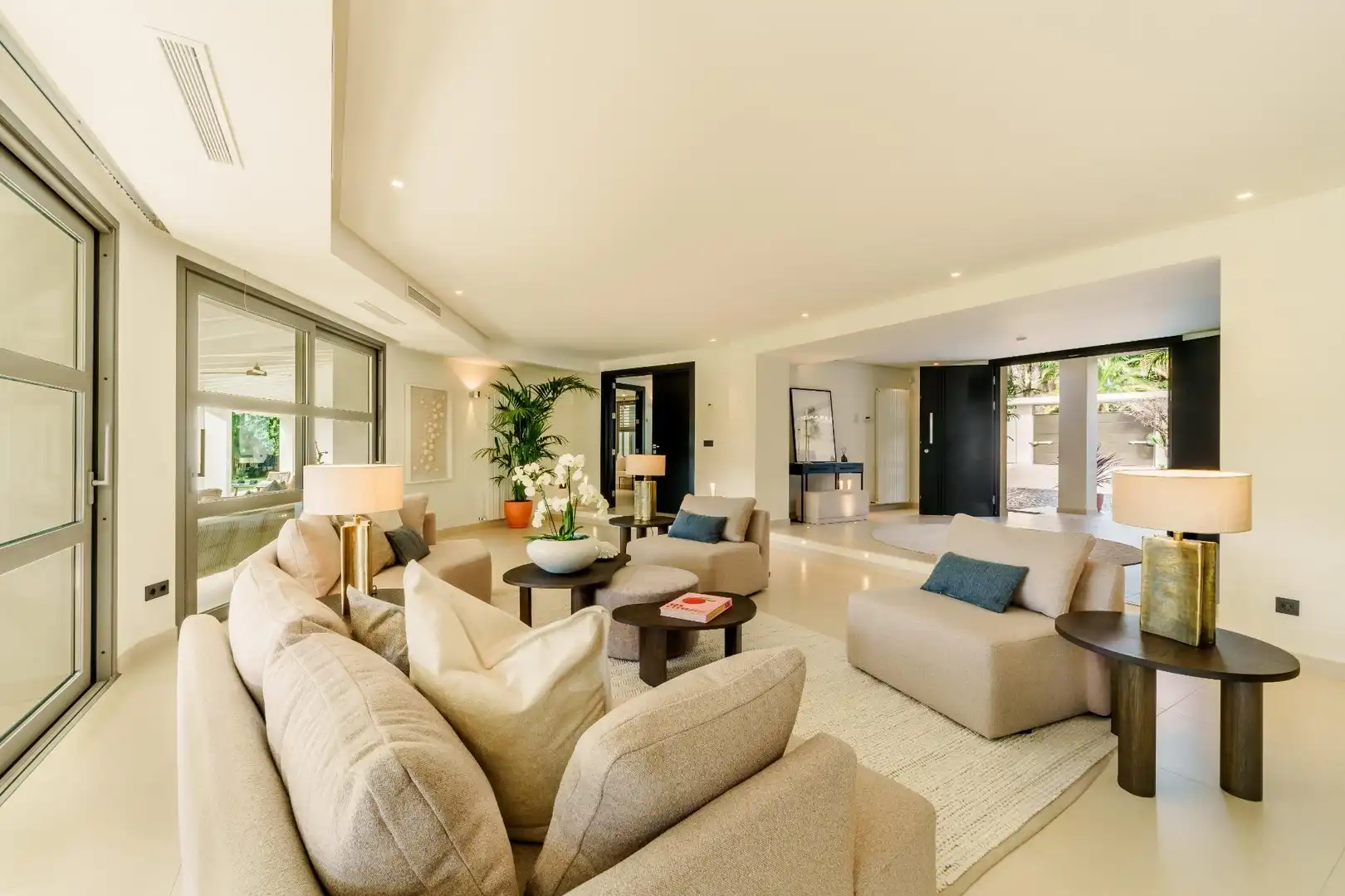 Sala de estar de Casa o chalet en venta en Marbella con Aire acondicionado, Jardín privado y Terraza