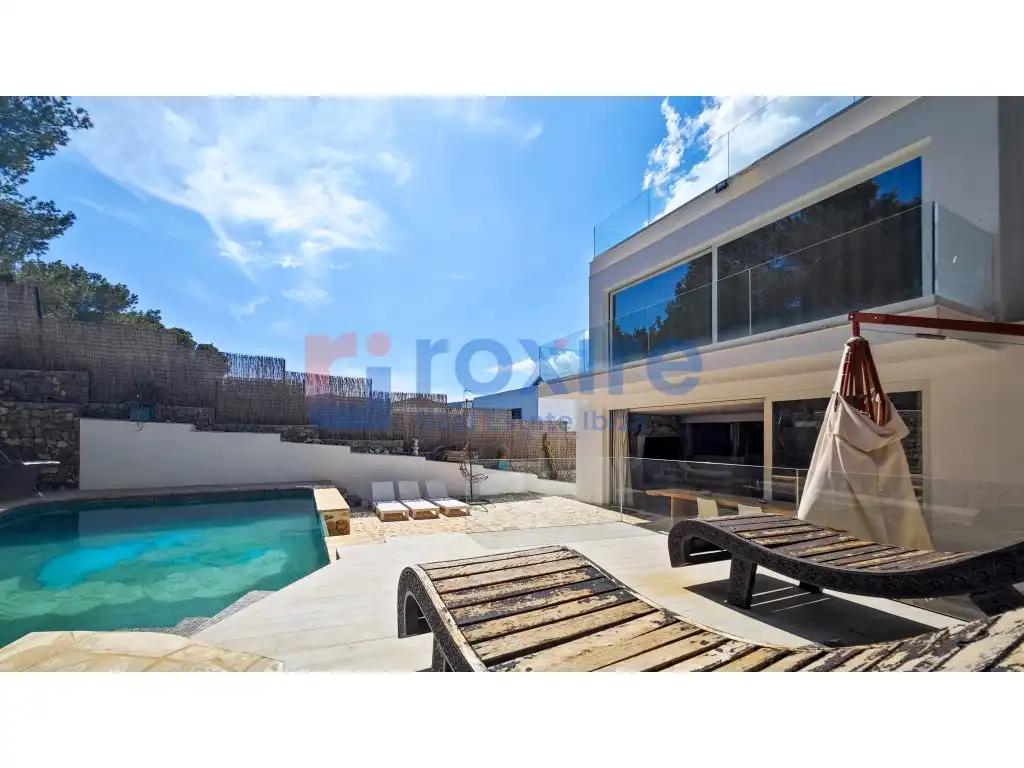 Vista exterior de Casa o xalet en venda en Santa Eulària des Riu amb Aire condicionat, Jardí privat i Terrassa