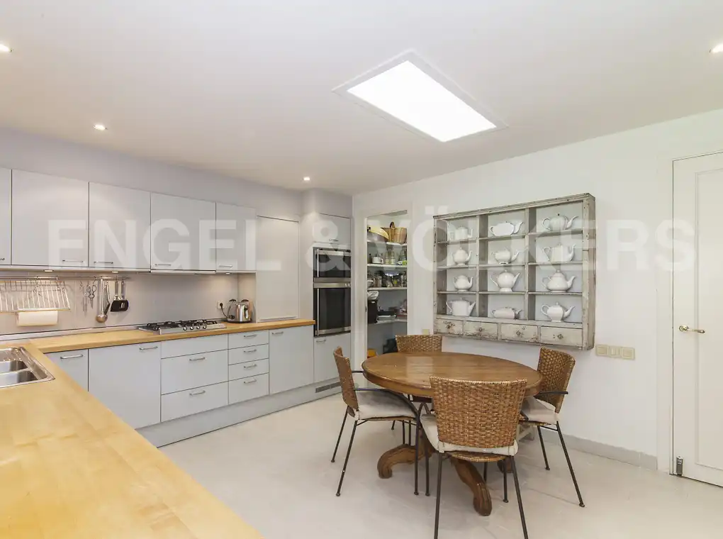 Cocina de Casa o chalet en venta en Barcelona con Aire acondicionado, Calefacción y Jardín privado
