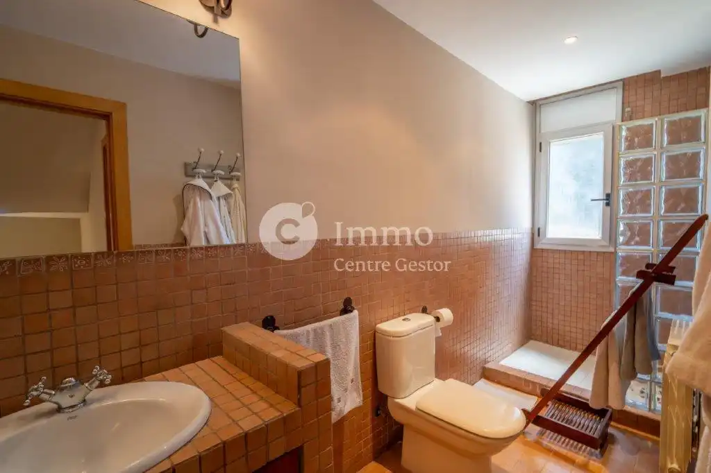 Badezimmer von Einfamilien-Reihenhaus zum Verkauf in Lleida mit Klimaanlage, Heizung und Privatgarten