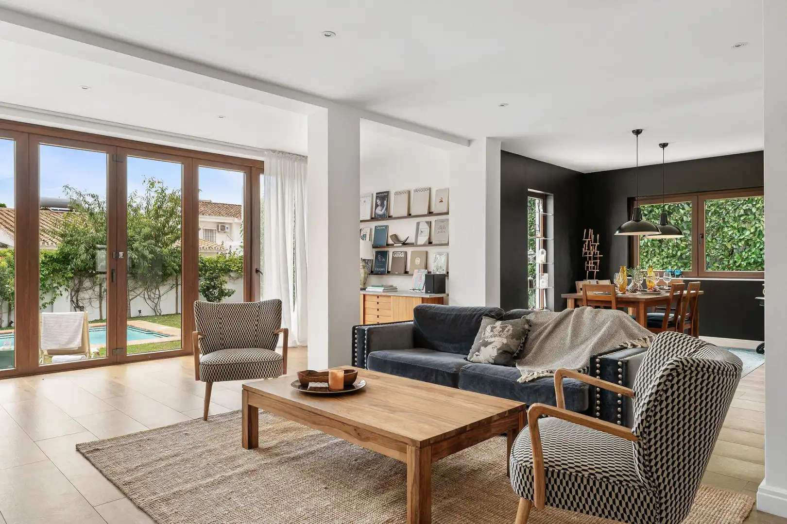 Sala de estar de Casa o chalet en venta en Estepona con Aire acondicionado, Jardín privado y Terraza