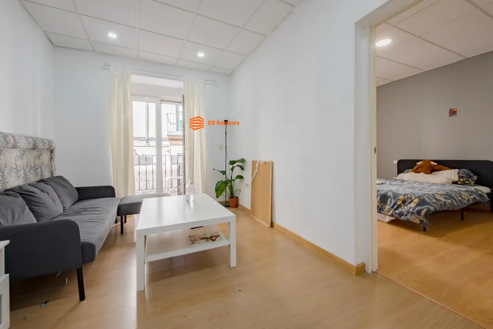 Schlafzimmer von Wohnung zur Miete in Madrid mit Heizung, Möbliert und Balkon