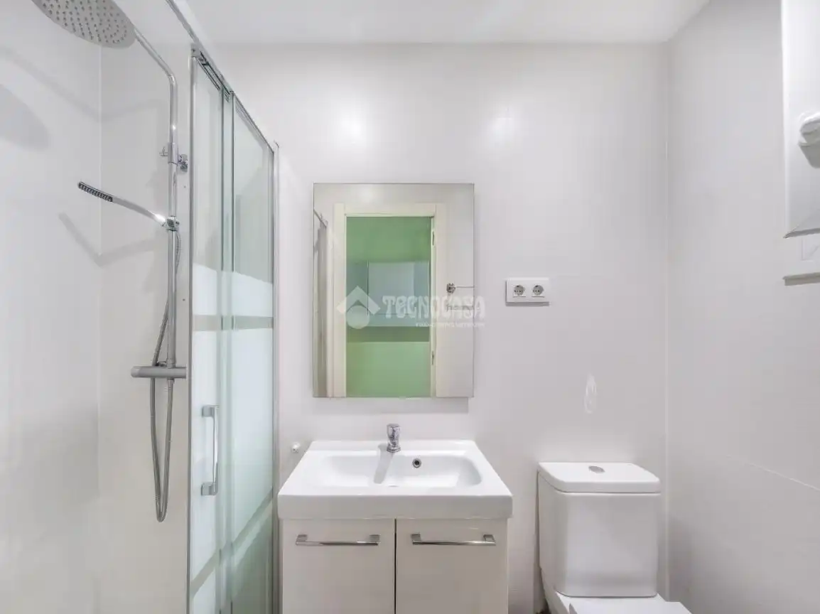 Badezimmer von Wohnung zum Verkauf in Madrid mit Klimaanlage und Heizung
