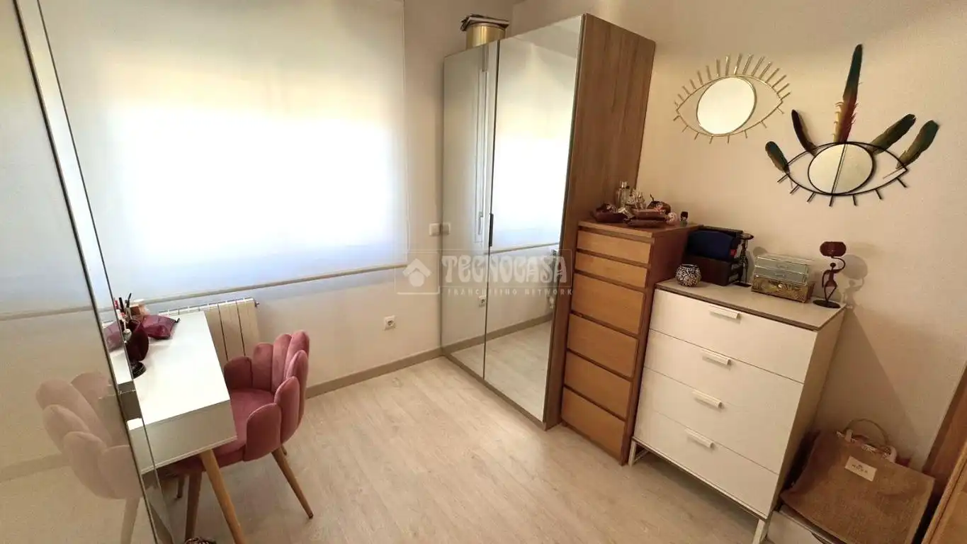 Habitación de Casa adosada en venta en Boadilla del Monte con Aire acondicionado, Calefacción y Piscina comunitaria