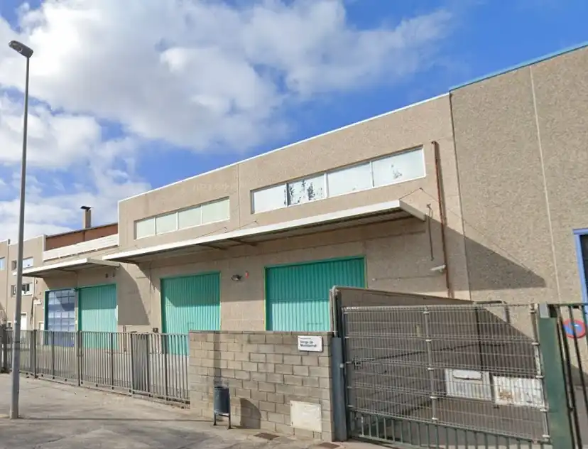 Vista exterior de Nave industrial de alquiler en El Prat de Llobregat con Alarma