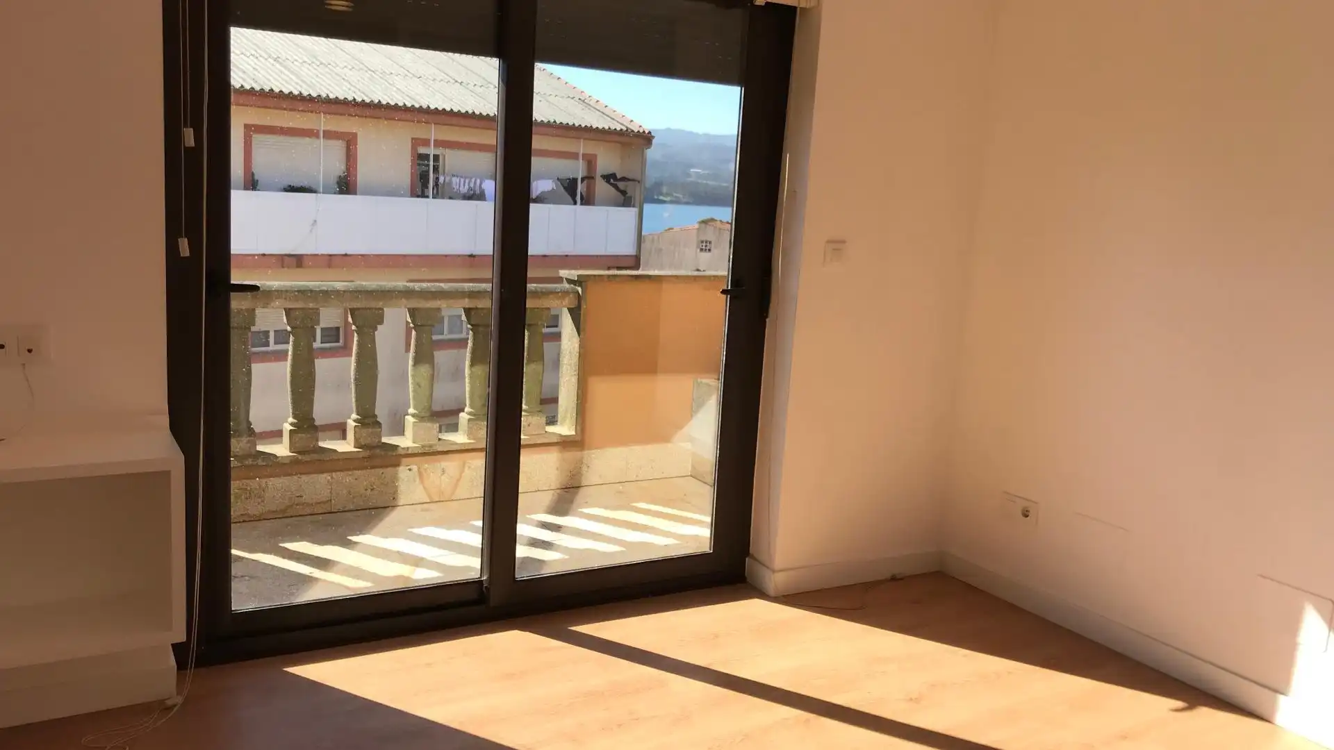 Schlafzimmer von Dachboden zum Verkauf in Rianxo mit Heizung, Terrasse und Balkon