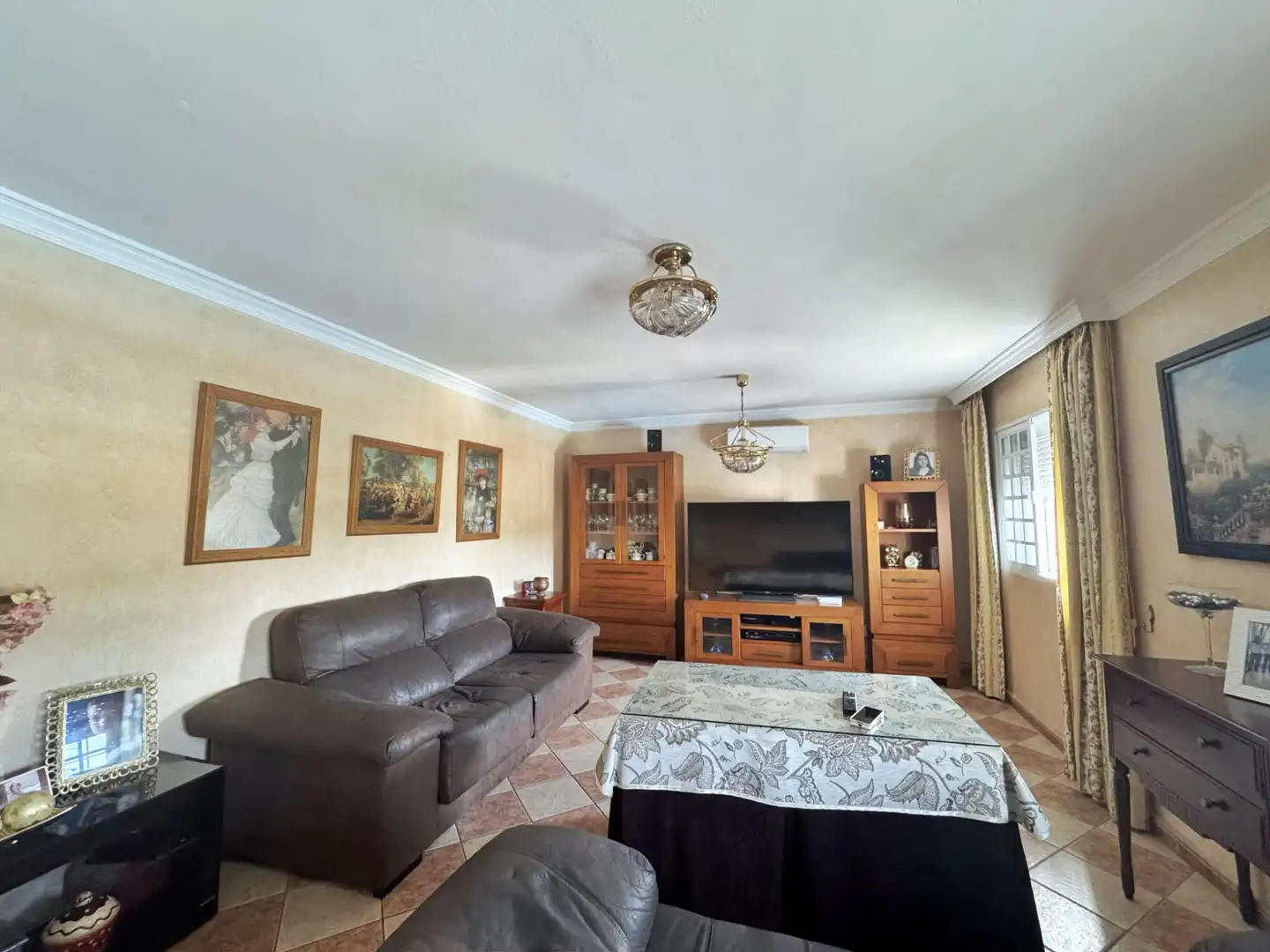 Sala d'estar de Casa adosada en venda en Manilva amb Aire condicionat, Terrassa i Moblat