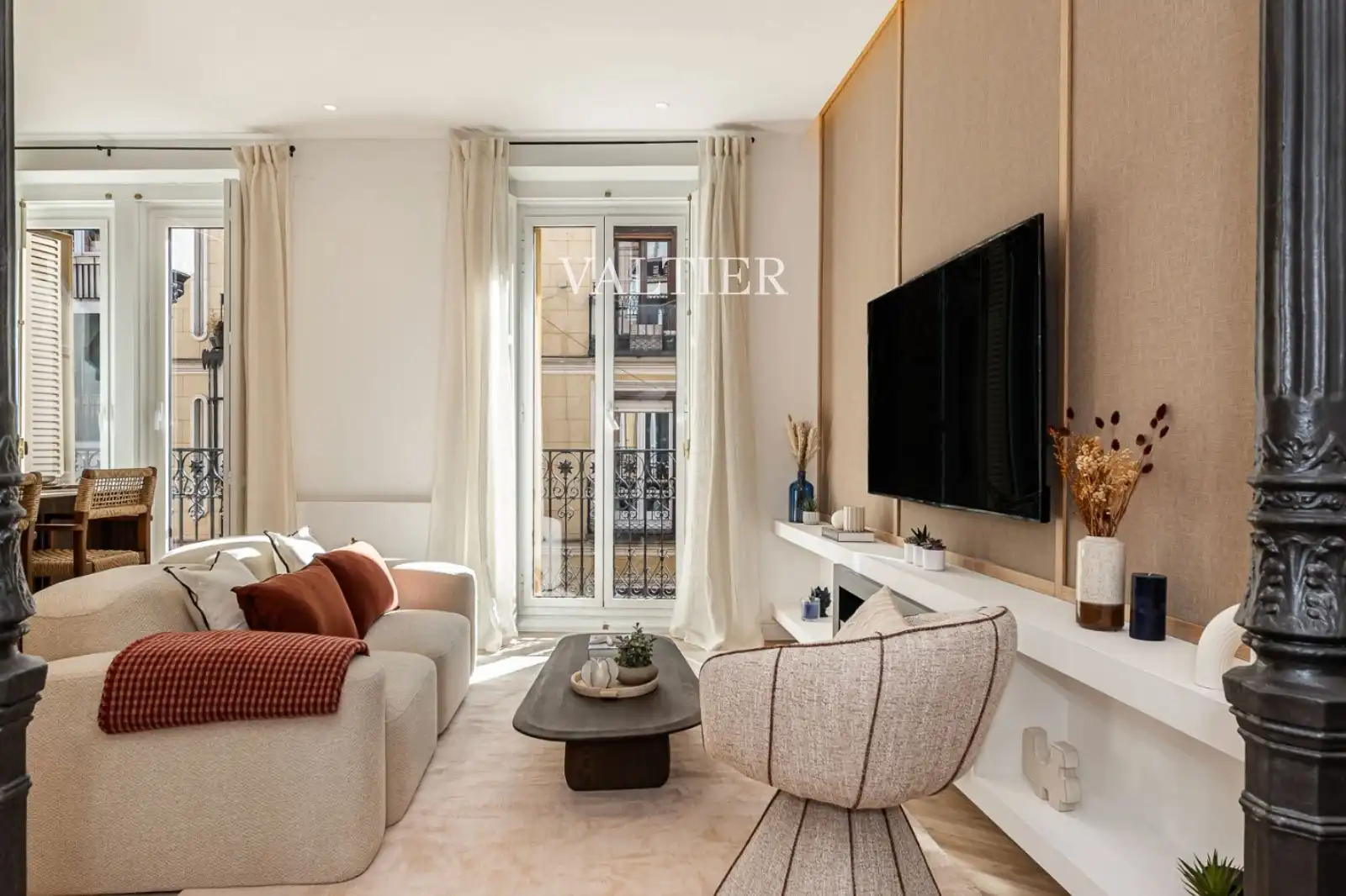 Living room of Flat for sale in Madrid  with Air Conditioner, Terrace and Furnished